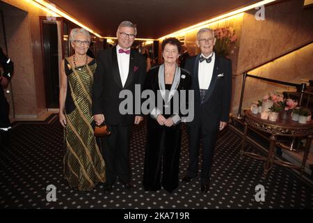 Oslo, Norwegen 20171210. Der ehemalige Premierminister Kjell Magne Bondevik (2. links) mit seiner Frau Bjorg Bondevik (links), der ehemalige Premierminister und ehemalige Generaldirektor der WHO Gro Harlem Brundtland mit ihrem Mann Arne Olav Brundtland treffen am Sonntagabend beim Friedensnobelpreisbankett im Grand Hotel ein. Foto: Lise Aaserud / NTB scanpix Stockfoto