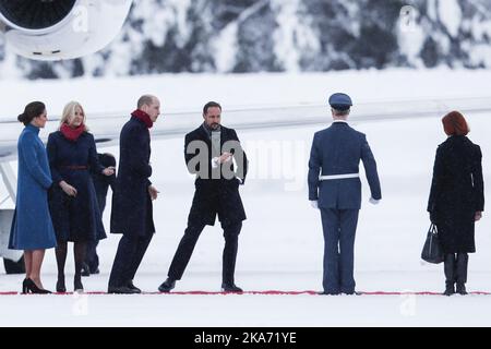 GARDERMOEN, Norwegen 20180201. Herzogin Kate von Cambridge (links) und Prinz William kommen am Luftwaffenstützpunkt Gardermoen an. Sie werden von Kronprinz Haakon (3. rechts) und Kronprinzessin Mette-Marit (2. links) begrüßt. Hier werden sie dem Oberstleutnant am Militärflughafen Gardermoen, Kurt Svensson (2. rechts), und der britischen Botschafterin in Norwegen, Sarah Gillett (rechts), übergeben. Foto: Cornelius Poppe / NTB scanpix Stockfoto