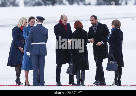 GARDERMOEN, Norwegen 20180201. Herzogin Kate von Cambridge (2. links) und Prinz William kommen am Luftwaffenstützpunkt Gardermoen an. Sie werden von Kronprinz Haakon (2. rechts) und Kronprinzessin Mette-Marit (links) begrüßt. Hier werden sie dem Oberstleutnant am Militärflughafen Gardermoen, Kurt Svensson (3. rechts), der britischen Botschafterin in Norwegen, Sarah Gillett (3. rechts) und Norwegens Botschafterin im Vereinigten Königreich Mona Juul (rechts), übergeben. Foto: Cornelius Poppe / NTB scanpix Stockfoto