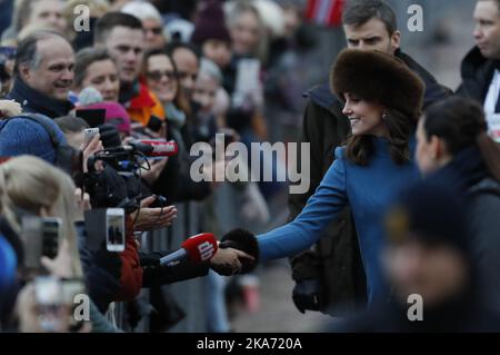 Oslo, Norwegen 20180201. Prinz Wilhelm von Großbritannien und Herzogin Kate besuchen Norwegen. Herzogin Kate begrüßt die Menschen am Palastplatz Foto: Cornelius Poppe / NTB scanpi Stockfoto