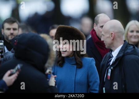 Oslo, Norwegen 20180201. Prinz Wilhelm von Großbritannien und Herzogin Kate besuchen Norwegen. Herzogin Kate begrüßt die Menschen am Palastplatz Foto: Cornelius Poppe / NTB scanpi Stockfoto