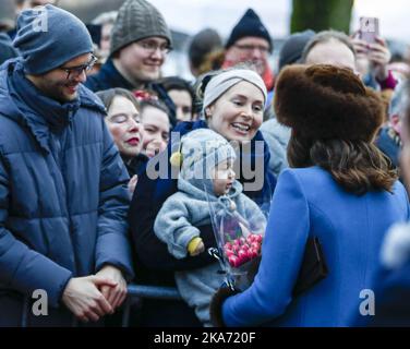 Oslo, Norwegen 20180201. Prinz Wilhelm von Großbritannien und Herzogin Kate besuchen Norwegen. Herzogin Kate begrüßt die Menschen am Palastplatz. Pool Foto: Terje Pedersen / NTB scanpix Stockfoto