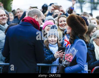 Oslo, Norwegen 20180201. Prinz Wilhelm von Großbritannien und Herzogin Kate besuchen Norwegen. Prinz William und Herzogin Kate begrüssen die Menschen am Palastplatz. Pool Foto: Terje Pedersen / NTB scanpix Stockfoto