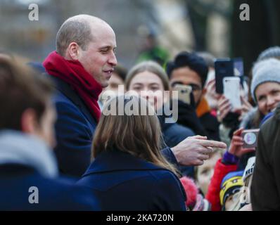 Oslo, Norwegen 20180201. Prinz William von Großbritannien und Herzogin Kate besuchen Norwegen.Prinz William begrüßt die Menschen am Palastplatz. Pool Foto: Terje Pedersen / NTB scanpix Stockfoto