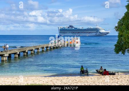 Passagiere, die durch kleine Ausschreibungen des vor Kiriwina Island, Papua-Neuguinea verankerten Kreuzfahrtschiffes an den Anlegesteg gebracht werden Stockfoto