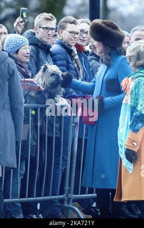 Osl, Norwayo 20180201. Prinz Wilhelm von Großbritannien und Herzogin Kate besuchen Norwegen. Herzogin Kate begrüßt einen Hund und seinen Besitzer während eines Spaziergangs im Palace Park. Königin Sonja, richtig. Pool. Foto: Gorm Kallestad / NTB scanpi Stockfoto