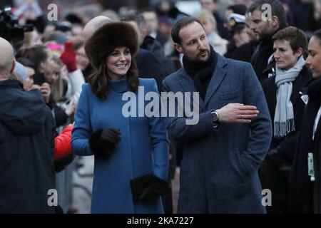 OSLO, Norwegen 20180201. Prinz Wilhelm von Großbritannien und Herzogin Kate besuchen Norwegen. Herzogin Kate und Kronprinz Haakon im Palace Park. Foto: Cornelius Poppe / NTB scanpi Stockfoto