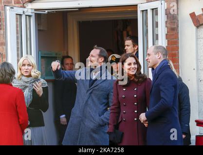 Oslo, Norwegen 20180202. Prinz William und Herzogin Catherine von Cambridge bei einem offiziellen Besuch in Norwegen. Die Herzogin und Prinz William an der Hartvig Nissen Upper Secondary School, wo die TV-Serie Skam aufgenommen wurde. Hier zusammen mit Kronprinzessin Mette-Marit (links) und Kronprinz Haakon (2. links). Foto: Terje Pedersen / NTB scanpix Stockfoto