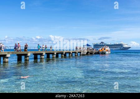 Passagiere, die durch kleine Ausschreibungen des vor Kiriwina Island, Papua-Neuguinea verankerten Kreuzfahrtschiffes an den Anlegesteg gebracht werden Stockfoto