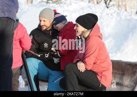 Oslo, Norway20180202. Prinz Wilhelm von Großbritannien und Herzogin Kate besuchen Norwegen. Kronprinz Haakon und Kronprinzessin Mette-Marit in Oevresetertjern in Tryvann, in der Nähe eines Lagerfeuers, wo sie Würstchen über offenem Feuer rösten. Ein kleines Mädchen lehnt sich auf den Kronprinzen. Foto: Lise Aaserud / NTB scanpi Stockfoto