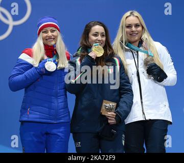 Pyeongchang, Südkorea 20180221. Die Silbermedaillengewinnerin Ragnhild Mowinckel aus Norwegen, die Goldmedaillengewinnerin Sofia Goggia aus Italien und die Bronzemedaillengewinnerin Lindsey Vonn aus den USA während der Medaillenzeremonie für das Alpine Downhill-Rennen der Frauen bei den Olympischen Spielen in PyeongChang 2018. Foto: Lise Aaserud / NTB scanpi Stockfoto