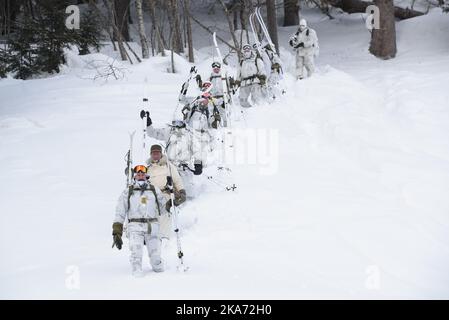 Vemork, Rjukan 20180228. Kronprinz Regent Haakon (vorne) nimmt am Mittwoch am 75.. Jahrestag der Schwerwasser-Sabotageoperation in Vemork Teil. Er folgt der Route der Saboteure Foto: Haakon Mosvold Larsen / NTB scanpix Stockfoto