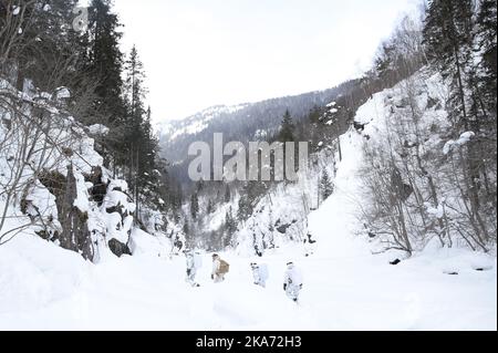 Vemork, Rjukan 20180228. Kronprinz Regent Haakon (vorne) nimmt am 75.. Jahrestag der Schwerwasser-Sabotageoperation in Vemork während des Zweiten Weltkriegs Teil. Er folgt dem Weg der Saboteure. Foto: Haakon Mosvold Larsen / NTB scanpix Stockfoto