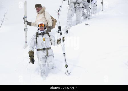 Vemork, Rjukan 20180228. Kronprinz Regent Haakon (vorne) nimmt am Mittwoch am 75.. Jahrestag der Schwerwasser-Sabotageoperation in Vemork Teil. Er folgt der Route der Saboteure Foto: Haakon Mosvold Larsen / NTB scanpix Stockfoto