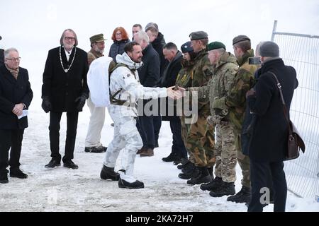 Vemork, Rjukan 20180228. Kronprinz Regent Haakon (vorne) nimmt am 75.. Jahrestag der Schwerwasser-Sabotageoperation in Vemork während des Zweiten Weltkriegs Teil. Kronprinz Regent Haakon begrüßt die Menschen.Foto: Haakon Mosvold Larsen / NTB scanpix Stockfoto