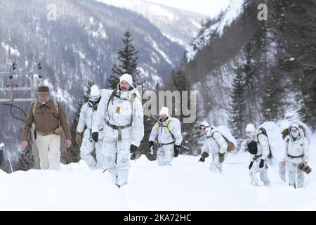 Vemork, Rjukan 20180228. Kronprinz Regent Haakon (vorne) nimmt am 75.. Jahrestag der Schwerwasser-Sabotageoperation in Vemork während des Zweiten Weltkriegs Teil. Er folgt dem Weg der Saboteure. Foto: Haakon Mosvold Larsen / NTB scanpix Stockfoto