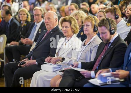 Buenos Aires, Argentinien 20180307. Von links: König Harald, Königin Sonja, , Abteilungsleiter Innovation Norwegen, zuständig für Technologie und Gesellschaft - Green Growth Inger Solberg und Industrieminister Thorbjoern Roe Isaksen hören am Mittwoch auf dem Business-Seminar von Innovation Norway in Buenos Aires den argentinischen Außenminister Jorge Faurie. Foto: Heiko Junge / NTB scanpix Stockfoto