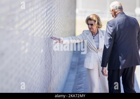 Buenos Aires, Argentinien 20180307. Königin Sonja und König Harald lasen am Mittwoch bei einem Besuch im Parque de la Memoria (Memorial Park) in Buenos Aires die Namen der Opfer vor. Der Park, der sich am Ufer der Flussplatte befindet, ist ein Denkmal zur Erinnerung an die 30000 Menschen, die unter dem Militärregime von 1976-1983 verschwanden oder getötet wurden. Foto: Heiko Junge / NTB scanpi Stockfoto