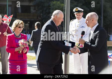 Buenos Aires, Argentinien 20180307. Königin Sonja und König Harald begrüßen Bürgermeister Haracio Larrieta am Mittwoch bei einem Besuch auf der neu restaurierten Plaza de Noruega in Buenos Aires. Foto: Heiko Junge / NTB scanpi Stockfoto