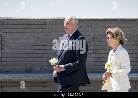 Buenos Aires, Argentinien 20180307. König Harald und Königin Sonja werden am 7. März 2018 im 'Parque de la Memoria' (Erinnerungspark) in Buenos Aires Blumen in die Flussplatte werfen, um den Opfern der argentinischen Diktatur von 1976-1983 zu gedenken. Der Park, der sich am Ufer der Flussplatte befindet, ist ein Denkmal zur Erinnerung an die 30.000 Menschen, die unter dem Militärregime von 1976-1983 verschwanden oder getötet wurden. Foto: Heiko Junge / NTB scanpix Stockfoto