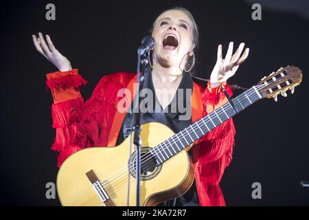 Oslo, Norwegen 20180414. Die Künstlerin Ane Brun veranstaltete gestern Abend ein exklusives Konzert im Oslo Spektrum, wo sie eine Reihe von Coversongs des von der Kritik gefeierten neuen Albums „Leave Me Breathless“ sang. Foto: Heiko Junge / NTB scanpi Stockfoto