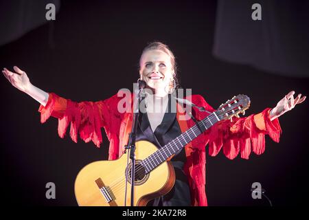 Oslo, Norwegen 20180414. Die Künstlerin Ane Brun veranstaltete gestern Abend ein exklusives Konzert im Oslo Spektrum, wo sie eine Reihe von Coversongs des von der Kritik gefeierten neuen Albums „Leave Me Breathless“ sang. Foto: Heiko Junge / NTB scanpi Stockfoto