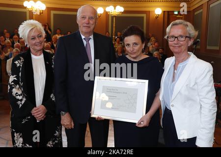 Oslo, Norwegen 20180416. König Harald überreicht Professor Vessela Kristensen (UIO) (2. rechts) Kong Olav vs Cancer Research Prize für 2018 in der Old Hall der Universität. Der Krebspreis wird von der Krebsgesellschaft an Forscher vergeben, die sich durch jahrelange Bemühungen für ein besseres Leben für viele Menschen ausgezeichnet haben. Foto: Heiko Junge / NTB scanpi Stockfoto