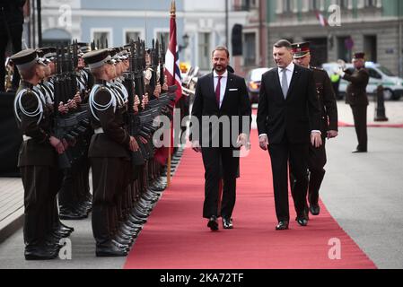 RIGA, LETTLAND 20180423. Der lettische Präsident Raimonds Vejonis (C) und Kronprinz von Norwegen Haakon (L) inspizieren eine Ehrenwache während einer Begrüßungszeremonie im Rigaer Palast, Lettland, am 23. April 2018. Kronprinz Haakon und Kronprinzessin Mette-Marit sind vom 23. Bis 26. April anlässlich des 100.. Jahrestags der baltischen Staaten zu einem offiziellen Besuch in Estland, Lettland und Litauen. Foto: Lise Aaserud / NTB scanpi Stockfoto