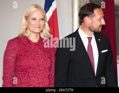 RIGA, LETTLAND 20180423. Kronprinz Haakon und Kronprinzessin Mette-Marit besuchen Riga, Lettland, Montag. Die Kronprinzenpaare kommen im Rigaer Schloss an und werden von Präsident Raimonds Vejonis und seiner Frau Iveta Vejone begrüßt. Foto: Lise Aaserud / NTB scanpi Stockfoto