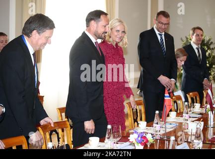 RIGA, LETTLAND 20180423. Kronprinz Haakon und Kronprinzessin Mette-Marit besuchen Riga, Lettland, Montag. Die Kronprinzenpaare kommen im Rigaer Schloss an und werden von Präsident Raimonds Vejonis und seiner Frau Iveta Vejone begrüßt. Foto: Lise Aaserud / NTB scanpi Stockfoto