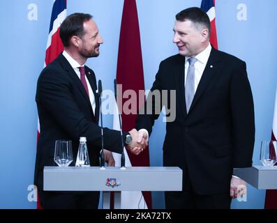 RIGA, LETTLAND 20180423. Der lettische Präsident Raimonds Vejonis (R) schüttelt nach einem Treffen am 23. April 2018 in Riga, Lettland, bei einer Pressekonferenz die Hand mit dem norwegischen Kronprinzen Haakon (L). Kronprinz Haakon und Kronprinzessin Mette-Marit sind vom 23. Bis 26. April anlässlich des 100.. Jahrestags der baltischen Staaten zu einem offiziellen Besuch in Estland, Lettland und Litauen. Foto: Lise Aaserud / NTB scanpi Stockfoto