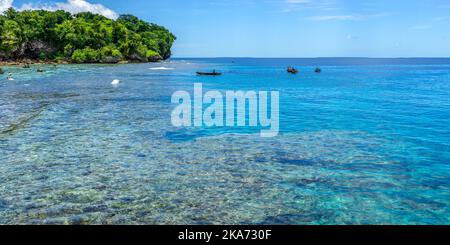 Korallenriff vor dem Strand auf Kiriwina Island, Milne Bay Province, Papua-Neuguinea Stockfoto