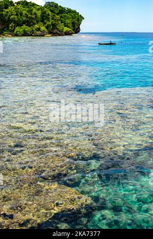 Korallenriff vor dem Strand auf Kiriwina Island, Milne Bay Province, Papua-Neuguinea Stockfoto