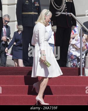 Oslo, Norwegen 20180604. Kronprinzessin Mette-Marit mit Stiletto-Absätzen und Handtasche auf dem Schlossplatz. Foto: Vidar Ruud / NTB scanpi Stockfoto