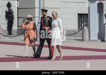 Oslo, Norwegen 20180604. Der slowakische Präsident Andrej Kiska zu einem Staatsbesuch in Norwegen. Königin Sonja, Kronprinz Haakon und Kronprinzessin Mette-Marit (rechts) vor dem Königspalast. Foto: Vidar Ruud / NTB scanpi Stockfoto