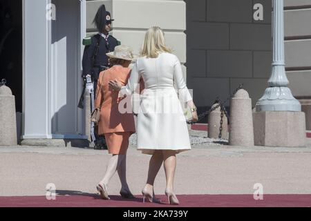 Oslo, Norwegen 20180604. Der slowakische Präsident Andrej Kiska zu einem Staatsbesuch in Norwegen. Hier Königin Sonja (links) und Kronprinzessin Mette-Marit vor dem Königspalast. Foto: Vidar Ruud / NTB scanpi Stockfoto