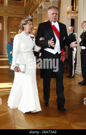 Oslo, Norwegen 20180604. Königin Sonja und Präsident Andrej Kiska kommen am Montagabend anlässlich des Staatsbesuchs aus der Slowakei zum Galadiner im Königlichen Palast. Foto: Heiko Junge / NTB scanpix Stockfoto