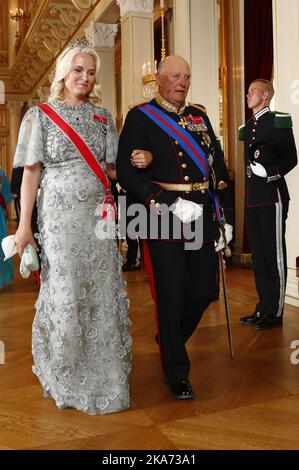 Oslo, Norwegen 20180604. Kronprinzessin Mette-Marit und König Harald kommen am Montagabend anlässlich des Staatsbesuchs aus der Slowakei zum Galadiner im Königspalast. Foto: Heiko Junge / NTB scanpi Stockfoto