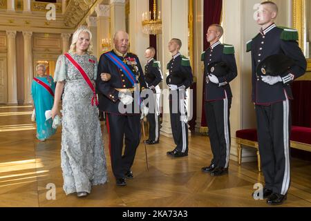 Oslo, Norwegen 20180604. Kronprinzessin Mette-Marit und König Harald kommen am Montagabend anlässlich des Staatsbesuchs aus der Slowakei zum Galadiner im Königlichen Palast. Foto: Heiko Junge / NTB scanpi Stockfoto