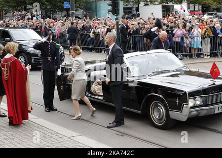 Oslo, Norwegen 20180829. König Harald und Königin Sonja feiern ihren goldenen Hochzeitstag. Der König und die Königin in einem offenen Auto zur Kathedrale von Oslo. Foto: Gorm Kallestad / NTB scanpix Stockfoto