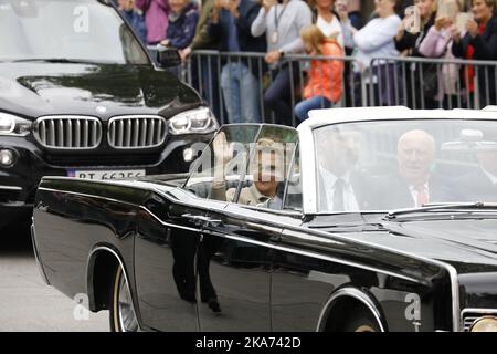 Oslo, Norwegen 20180829. König Harald und Königin Sonja feiern ihren goldenen Hochzeitstag. Der König und die Königin in einem offenen Auto. Foto: Gorm Kallestad / NTB scanpi Stockfoto