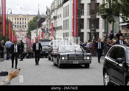 Oslo, Norwegen 20180829. König Harald und Königin Sonja feiern ihren goldenen Hochzeitstag. Der König und die Königin in einem offenen Auto. Foto: Gorm Kallestad / NTB scanpi Stockfoto