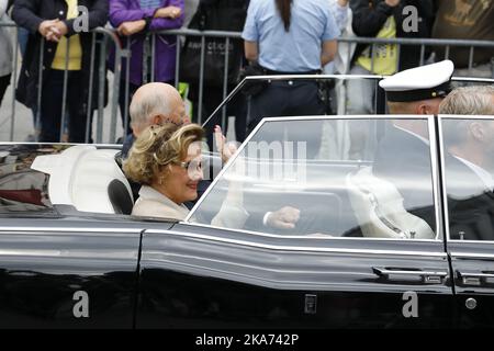 Oslo, Norwegen 20180829. König Harald und Königin Sonja feiern ihren goldenen Hochzeitstag. Der König und die Königin in einem offenen Auto zur Kathedrale von Oslo. Foto: Gorm Kallestad / NTB scanpi Stockfoto