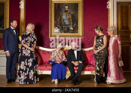 Oslo , Norway20180829. Das Königspaar, König Harald und Königin Sonja zusammen mit Kronprinz Haakon (links), Kronprinzessin Mette-Marit (2. links), Prinzessin Märtha Louise (2. rechts) und Prinzessin Astreu (rechts) im Bernadotte-Saal im Königspalast vor dem Galadiner am Mittwochabend. Foto: Heiko Junge / NTB scanpi Stockfoto