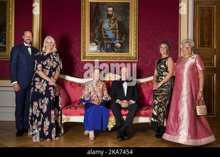 Oslo , Norway20180829. Das Königspaar, König Harald und Königin Sonja zusammen mit Kronprinz Haakon (links), Kronprinzessin Mette-Marit (2. links), Prinzessin Märtha Louise (2. rechts) und Prinzessin Astreu (rechts) im Bernadotte-Saal im Königspalast vor dem Galadiner am Mittwochabend. Foto: Heiko Junge / NTB scanpi Stockfoto