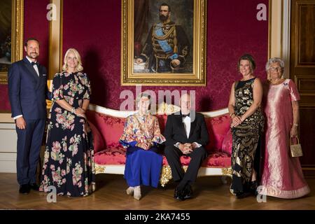 Oslo , Norway20180829. Das Königspaar, König Harald und Königin Sonja zusammen mit Kronprinz Haakon (links), Kronprinzessin Mette-Marit (2. links), Prinzessin Märtha Louise (2. rechts) und Prinzessin Astreu (rechts) im Bernadotte-Saal im Königspalast vor dem Galadiner am Mittwochabend. Foto: Heiko Junge / NTB scanpi Stockfoto