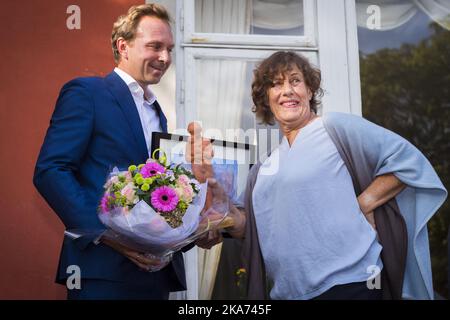 Oslo, Norwegen 20180830. Autor Liv Koeltzow erhält den Aschehoug-Preis von der Direktorin Mads Nygaard des norwegischen Verlags Aschehoug während der großen Gartenparty des Verlags in Drammensveien am Donnerstag, 99. Foto: Heiko Junge / NTB scanpi Stockfoto