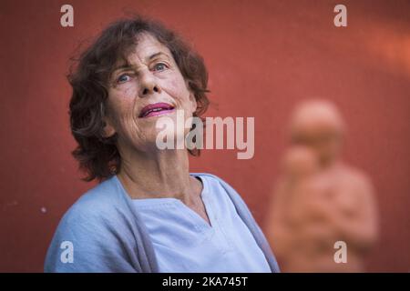 Oslo, Norwegen 20180830. Autor Liv Koeltzow erhält den Aschehoug-Preis während der großen Gartenparty des Verlags in Drammensveien am donnerstag 99. Foto: Heiko Junge / NTB scanpi Stockfoto