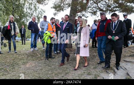 Svelvik, Norwegen 20180904. Das Paar des Kronprinzen kommt nach Batterioya (Batteri Island), wo Gesang und Musik auf dem Programm stehen. Kronprinz Haakon und Kronprinzessin Mette-Marit besuchen Vestfold vom 4. Bis 6. September. Foto: Lise Aaserud / NTB scanpi Stockfoto