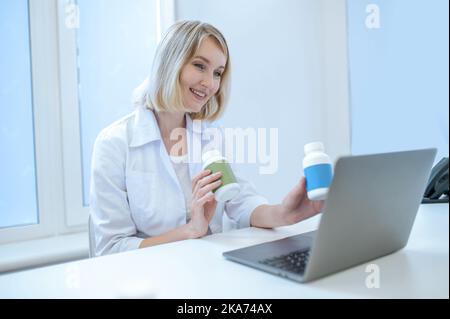 Ernährungswissenschaftlerin empfiehlt während der Online-Konsultation ein Nahrungsergänzungsmittel Stockfoto